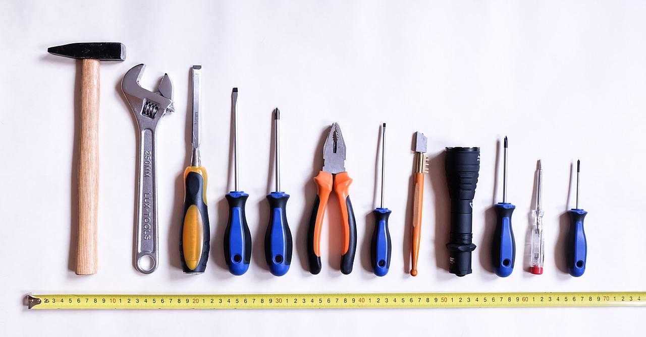 Jakie narzędzia ręczne warto mieć w domu?