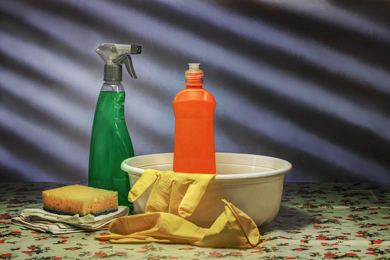Niezbędne środki czystości, które każdy powinien posiadać w mieszkaniu