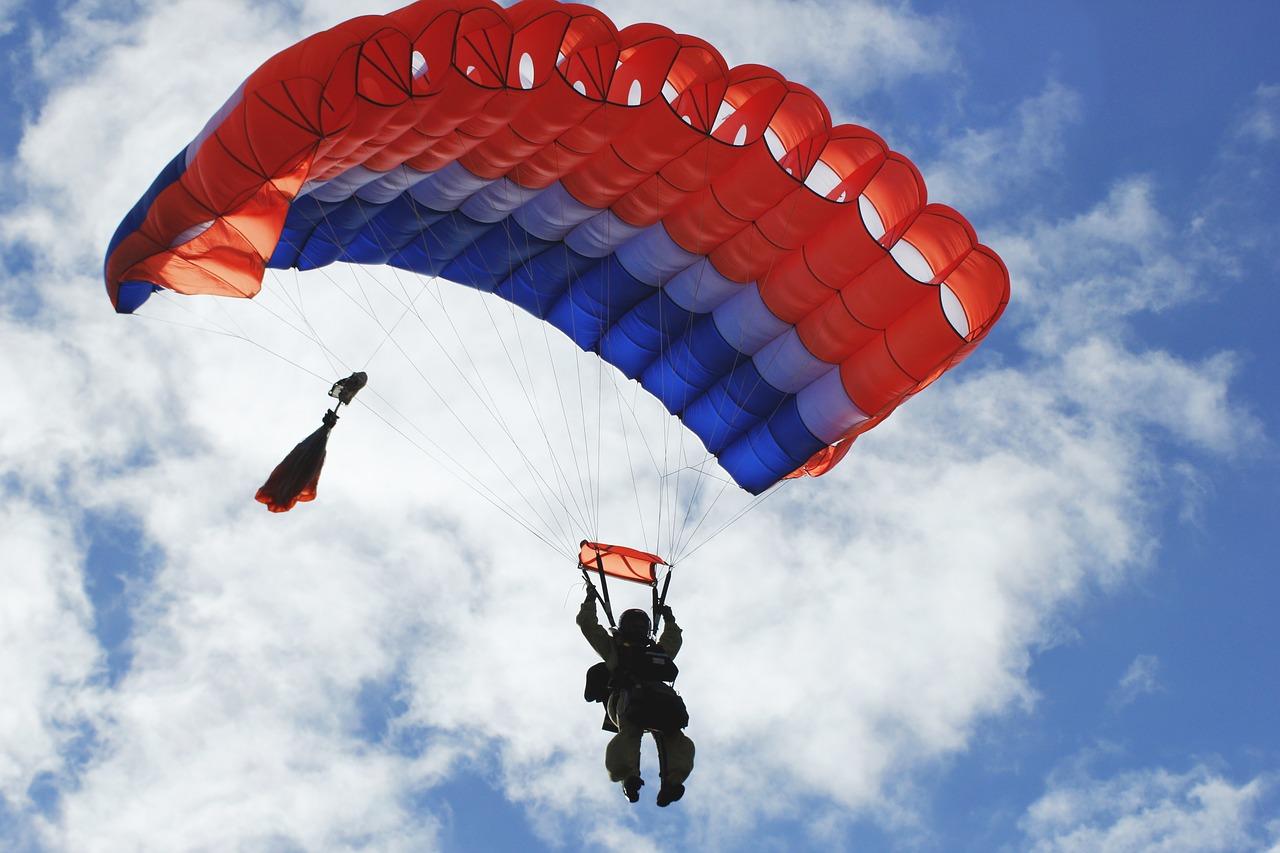 Co trzeba zrobić, aby móc samodzielnie skakać ze spadochronem?
