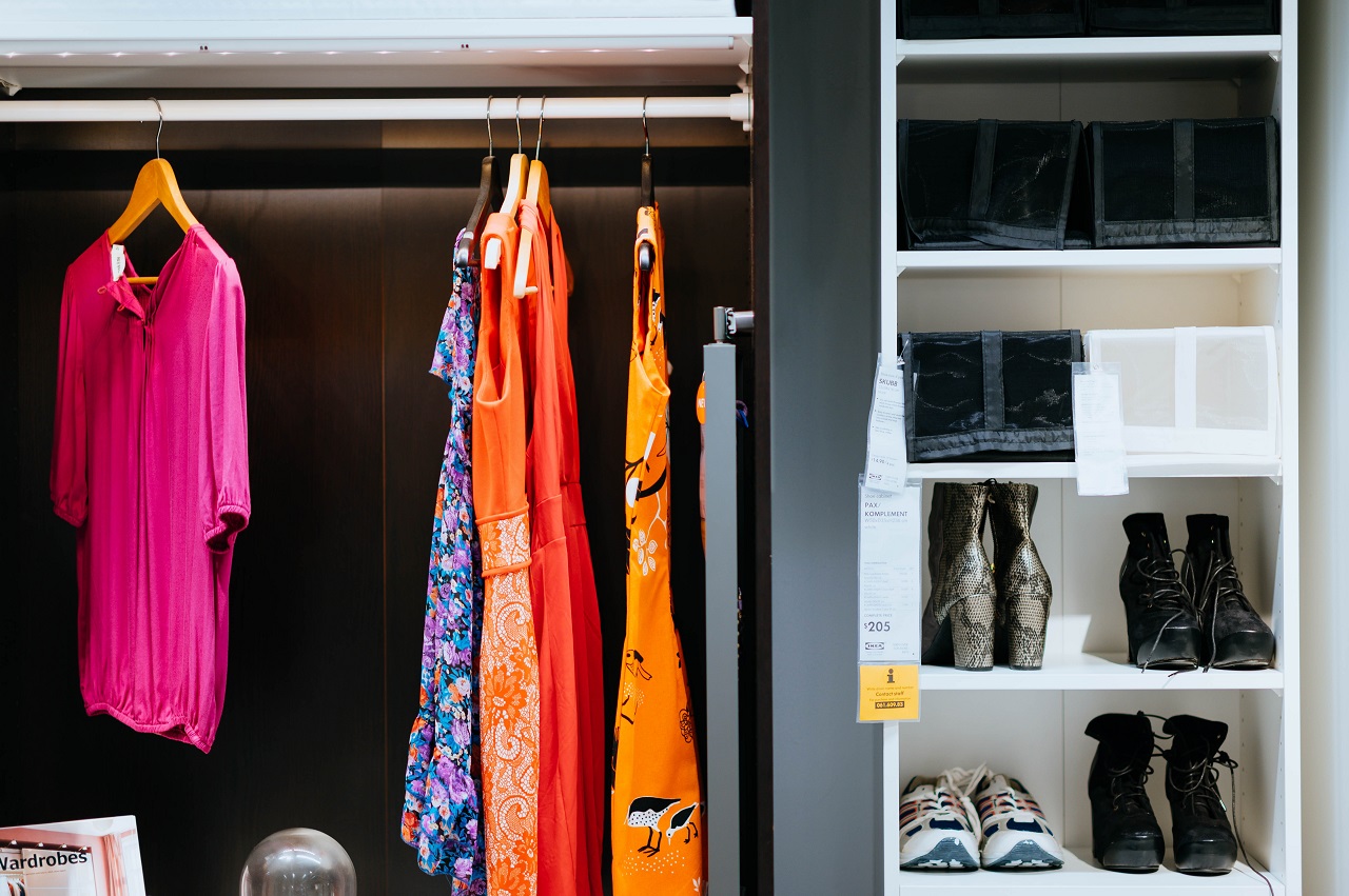 Jak dbać o ubrania wiszące w szafie?