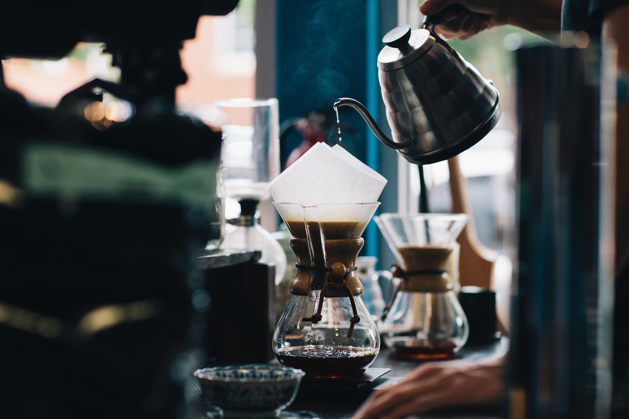 W jakim celu wykorzystuje się filtry podczas przygotowywania kawy?
