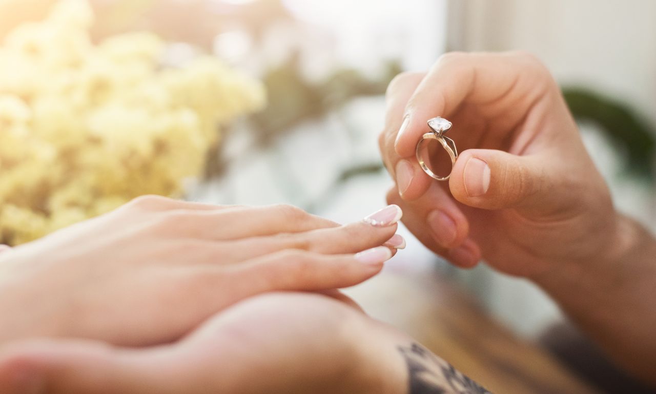 Pierścionek zaręczynowy – z diamentem czy cyrkonią?