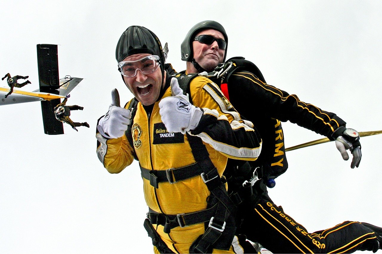 Skoki w tandemie ze spadochronem – jak to wygląda?