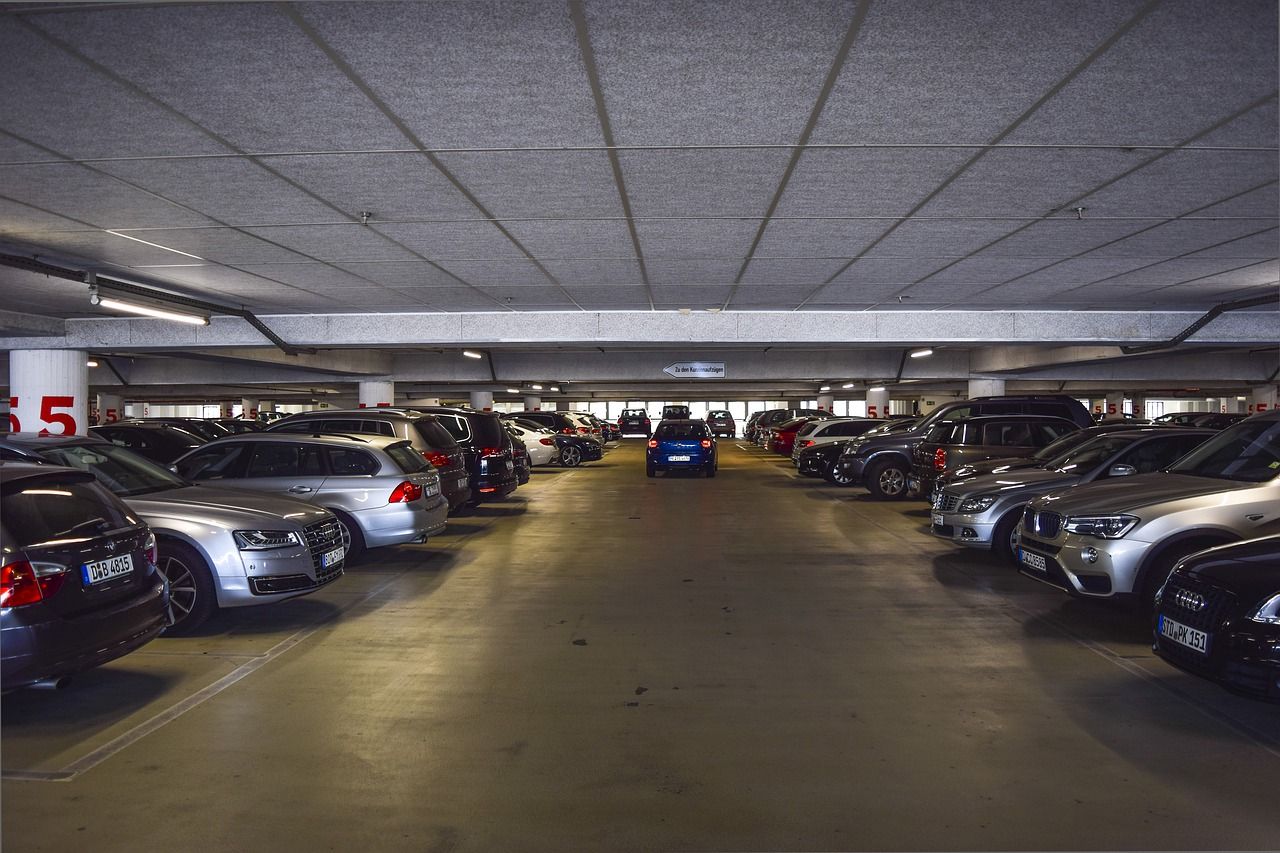 Separatory parkingowe – czym są i jakie zadania spełniają