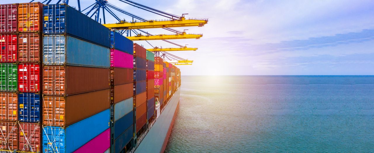 Transport kontenerów drogą morską – czy jest dobrym rozwiązaniem?