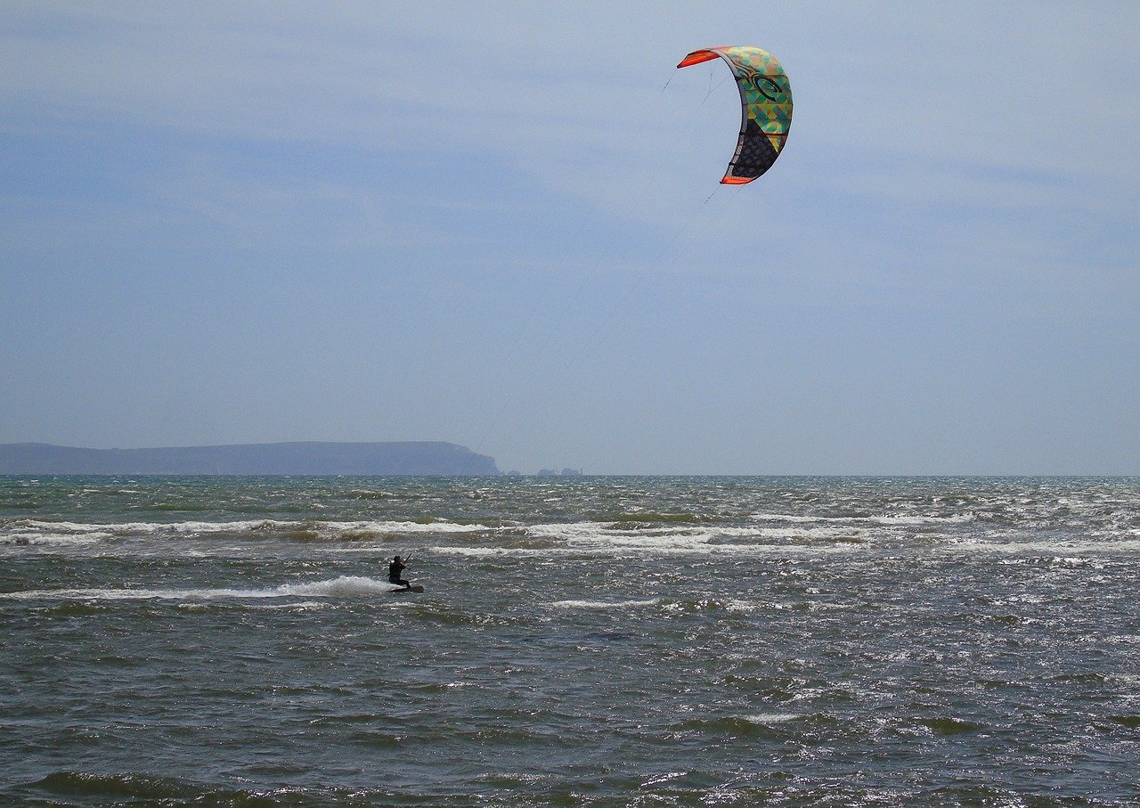 Kitesurfing – dlaczego warto zainteresować się tym sportem?